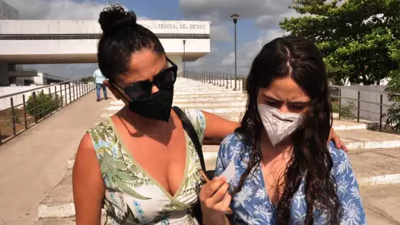 Mamá e hija acuden a la Fiscalía General del Estado para reiterar la denuncia contra  #LadyHarlow, llamada así a una canadiense