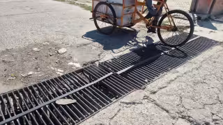 Robo de rejillas pluviales reaviva riesgo de accidentes en Champotón