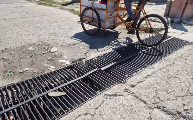 Conductores alertan: rejilla dañada amenaza seguridad vial en Champotón