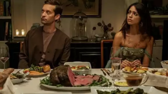 Eiza Gonzáles junto a Tobey Maguire Eiza Gonzáles junto a Tobey Maguire