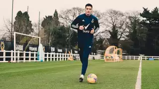 Raúl Jiménez durante su recuperación tras la fractura de cráneo