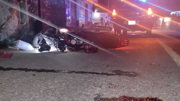 Pese a que el accidentado portaba casco, el golpe contra el pavimento fue suficientemente severo como para provocarle un traumatismo craneoencefálico Pese a que el accidentado portaba casco, el golpe contra el pavimento fue suficientemente severo como para provocarle un traumatismo craneoencefálico