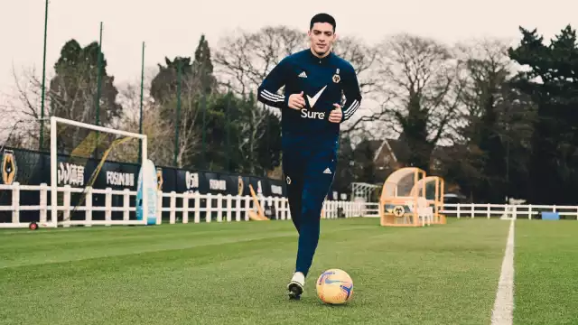 Raúl Jiménez durante su recuperación tras la fractura de cráneo