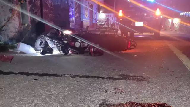 Pese a que el accidentado portaba casco, el golpe contra el pavimento fue suficientemente severo como para provocarle un traumatismo craneoencefálico