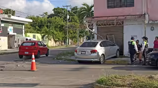 No respeta el alto y provoca fuerte choque: Automóvil daña un local en la colonia Centro de Chetumal