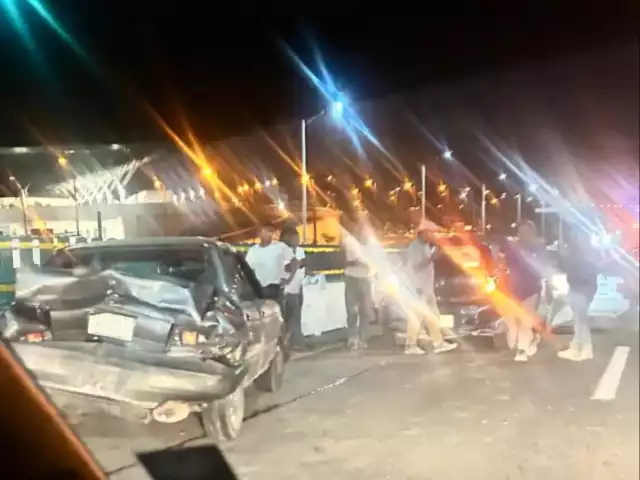 Varios autos quedaron destrozados por la carambola.