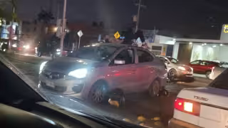 Accidente vehicular deja a un hombre lesionado sobre el techo de un auto en Campeche