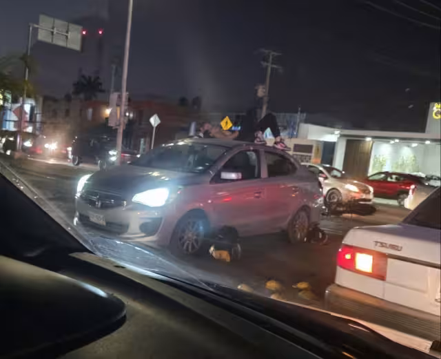 El individuo lesionado en el accidente quedó sobre el techo de la unidad.