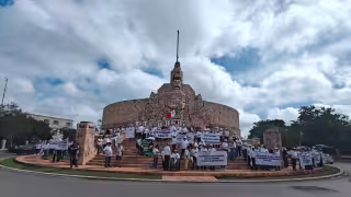 Jubilados de la CFE y Pemex protestan en el Monumento a la Patria de Mérida