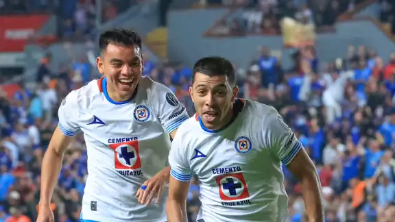 Erik Lira celebrando su gol