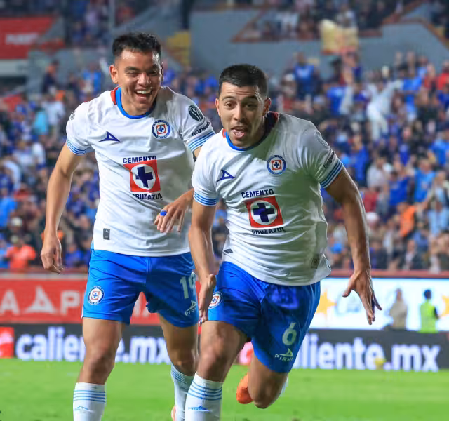 Erik Lira celebrando su gol