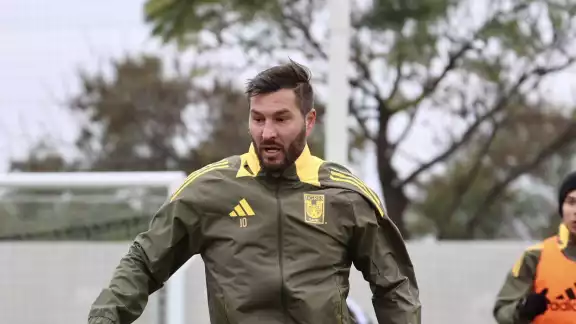 El francés presenta una molestia que lo llevó a terminar antes el entrenamiento El francés presenta una molestia que lo llevó a terminar antes el entrenamiento