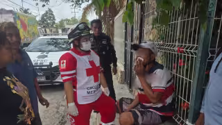 Hombre es golpeado brutalmente por tres sujetos en la colonia Minas de Campeche y huyen