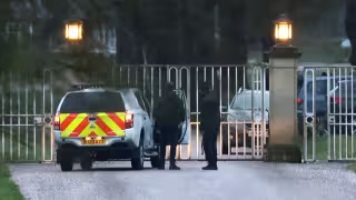 El expríncipe Andrés sale de la comisaría tras su arresto en el Reino Unido por veta del caso Epstein