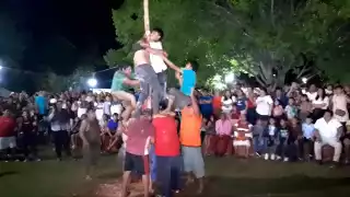 Finalizan festividades del aniversario de Dzitbalché con el tradicional "Palo y Cochino encebado"
