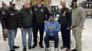 Esposado y escoltado, así descendió Nicolás Maduro del avión militar en Nueva York; sería trasladado a Brooklyn