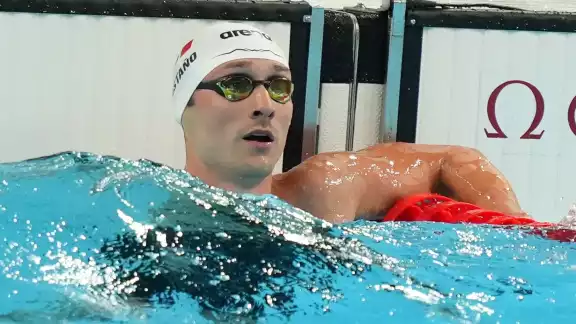 El mexicano observando su resultado en la arena