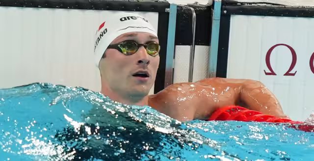 El mexicano observando su resultado en la arena