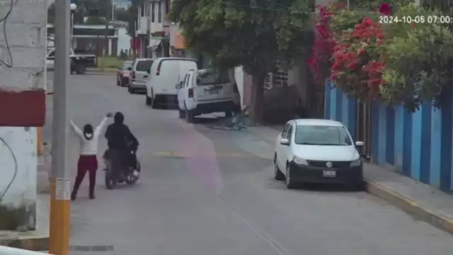 Mujer siendo asaltada por un individuo en motocicleta en la calle Mártires, es ignorada por policías de Tultepec.