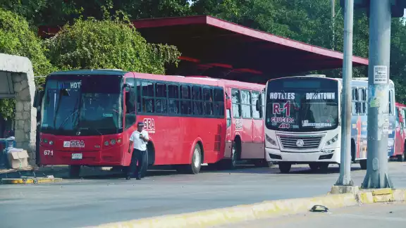 Sólo cinco empresas dan el servicio, sufriendo las consecuencias los habitantes y turistas por ser deficiente y poco confiable