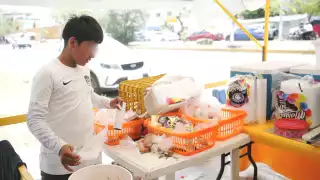 Carlos, un  joven comerciante de 13 años de Cancún que sueña con ser  futbolista profesional