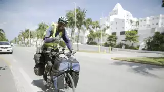 De CDMX a Cancún en bici: Ciclista llega a la Zona Hotelera después de recorrer más de mil 800 kilómetros