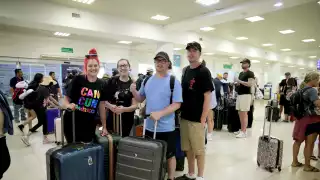 Turistas visitan Cancún pese a advertencias de inseguridad en el destino