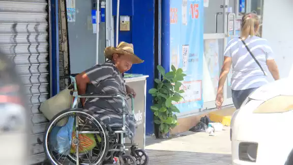El hombre vive en la calle y tiene que cuidarse de los asaltantes de la ciudad El hombre vive en la calle y tiene que cuidarse de los asaltantes de la ciudad