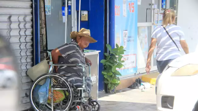 El hombre vive en la calle y tiene que cuidarse de los asaltantes de la ciudad