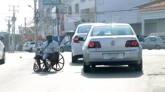 Personas que usan sillas de ruedas sufren a diario por la falta de espacios donde puedan transitar sin peligro