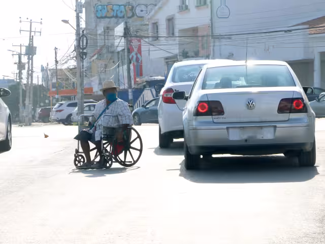 Personas que usan sillas de ruedas sufren a diario por la falta de espacios donde puedan transitar sin peligro