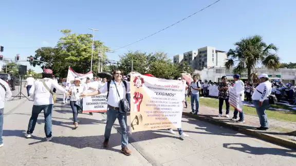 Los preceptores dieron a conocer que regresaron a las aulas bajo protesta, porque seguirán insistiendo en la derogación de la Ley del ISSSTE de 2007 Los preceptores dieron a conocer que regresaron a las aulas bajo protesta, porque seguirán insistiendo en la derogación de la Ley del ISSSTE de 2007