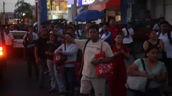 Los maestros tenían trazada una ruta, pero sorprendieron a Tránsito con un cambio; a través de redes, la ciudadanía expresó su inconformidad y enojo
