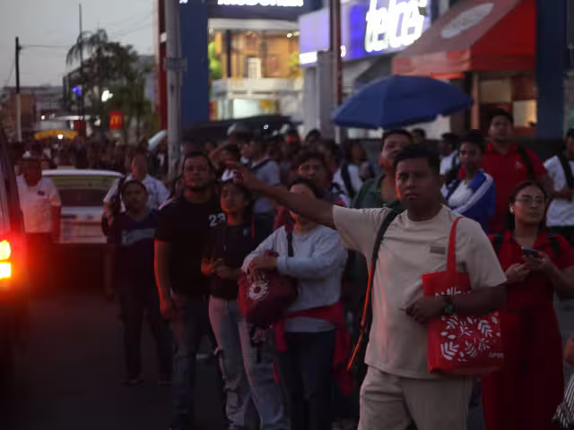 Los maestros tenían trazada una ruta, pero sorprendieron a Tránsito con un cambio; a través de redes, la ciudadanía expresó su inconformidad y enojo