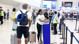 Regresan a casa felices: Pareja de turistas vuelve a Miami después de casarse en  una playa de Cancún