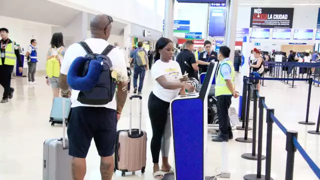 Llegaron con un pequeño grupo de familiares y amigos, quienes viajaron desde Estados Unidos para acompañarlos