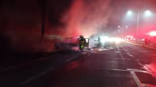 Auto se incendia sobre la carretera Federal 307, en el tramo Playa del Carmen–Tulum