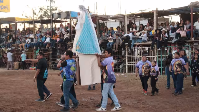 La fe se impone al desorden en la corrida de promesas