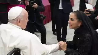 Mara Lezama obsequió una réplica del Tren Maya y un bordado hecho a mano por mujeres indígenas mayas