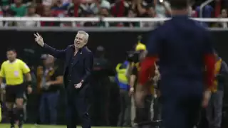 El estratega tuvo que ser atendido en el terreno de juego