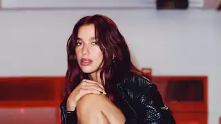 Dua Lipa canta "antología" de Shakira en su concierto en Bogotá