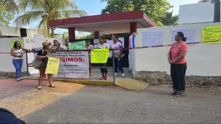 Padres cierran una primaria en Conkal; reclaman abandono y exigen un nuevo Director