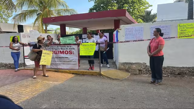 Padres de familia de la Margarita Maza de Juárez cierran con cadenas el plantel y hacen un plantón