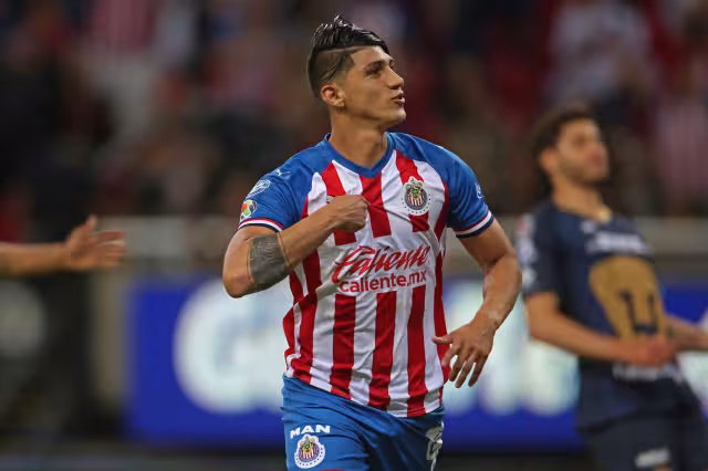 Alan Pulido sale mal de Chivas