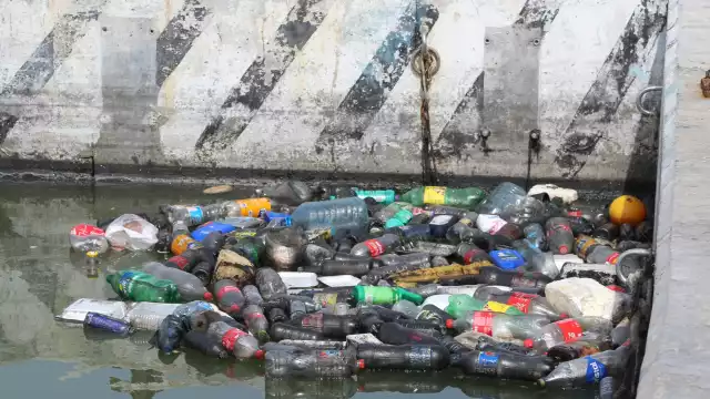 El aseo de las naves pesqueras con químicos y la acumulación de basura son un peligro para la actividad.