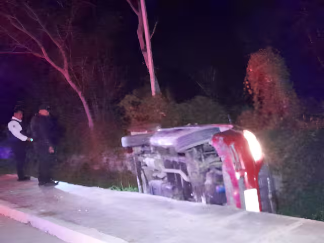 Después de bailar con los Junior Klan, un conductor dormitó a medio camino y terminó en un barranco en Calkiní