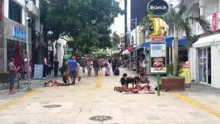 Operativos contra vendedores informales buscan ordenar el primer cuadro de Playa del Carmen