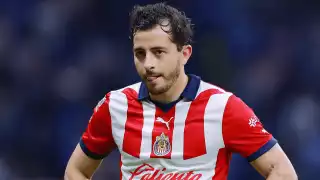 Alan Mozo de Chivas, genera polémica por conducir mientras usa el celular: VIDEO