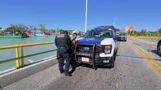 Detienen a hombre por lanzarse desde el Puente Zacatal y alterar el orden público