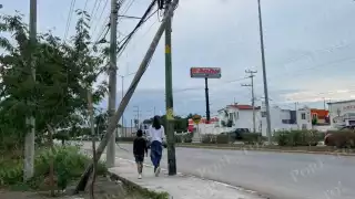Poste inclinado en Champotón pone en riesgo a peatones y conductores